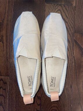 Toms Slip-On Flats in Off-White with Heel Tab